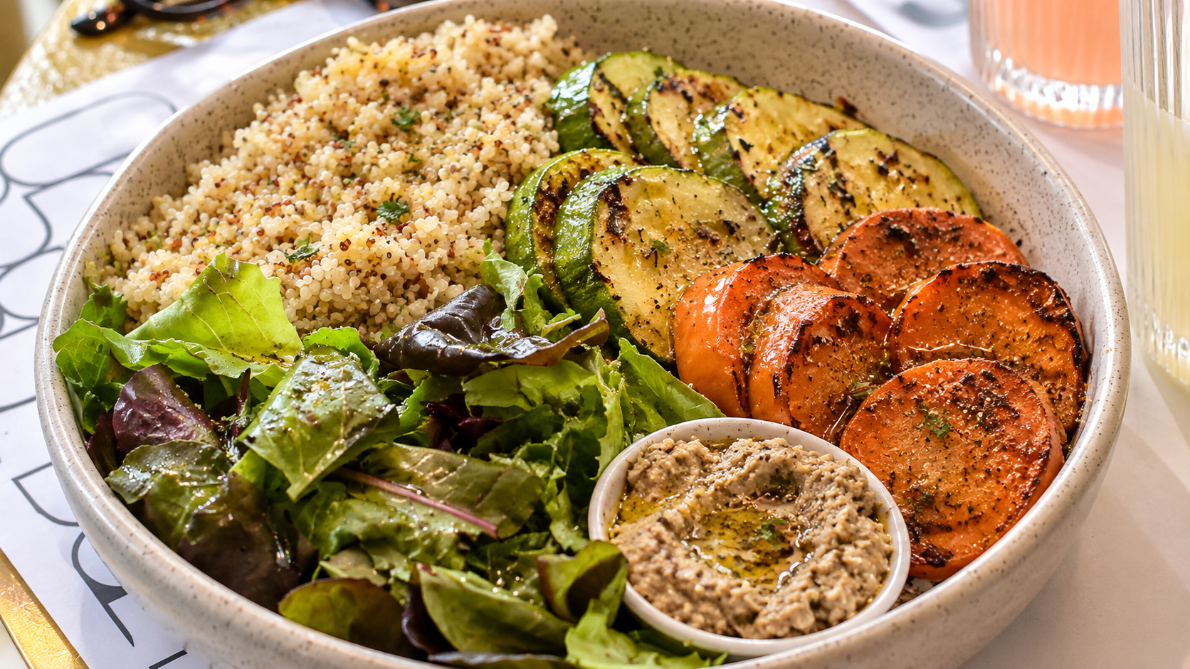 Bowl de quinoa con verduras asadas
