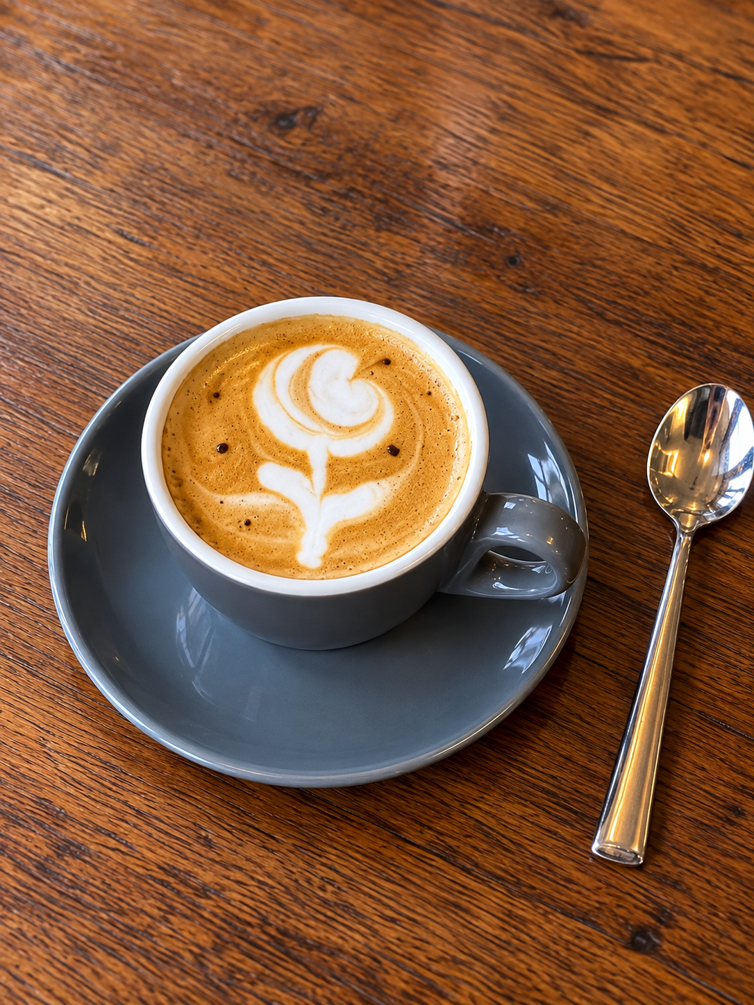 Café con latte art servido en taza