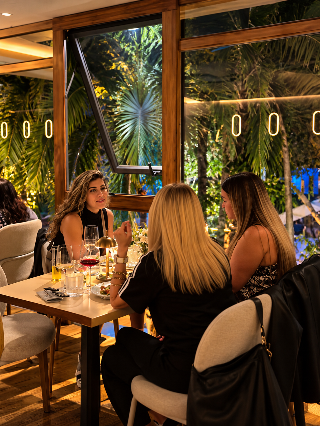 Tres amigas conversando durante una cena nocturna en Franca