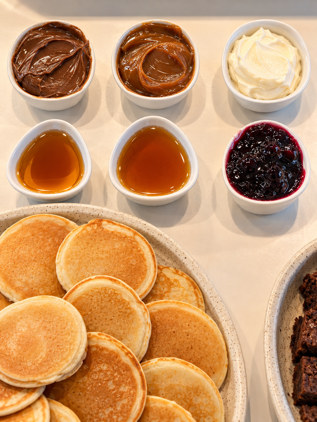 Pancakes con cremas, miel y frutos rojos para elegir