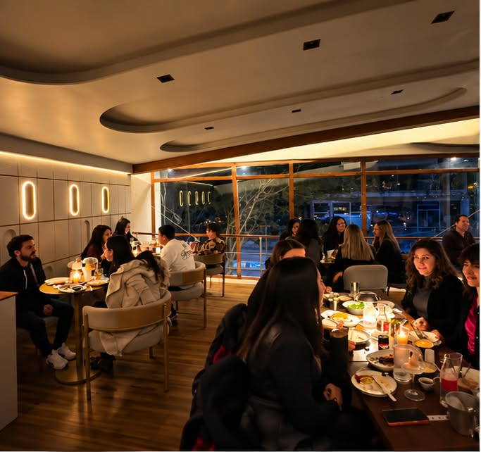 Comensales compartiendo una cena nocturna en el salón de Franca