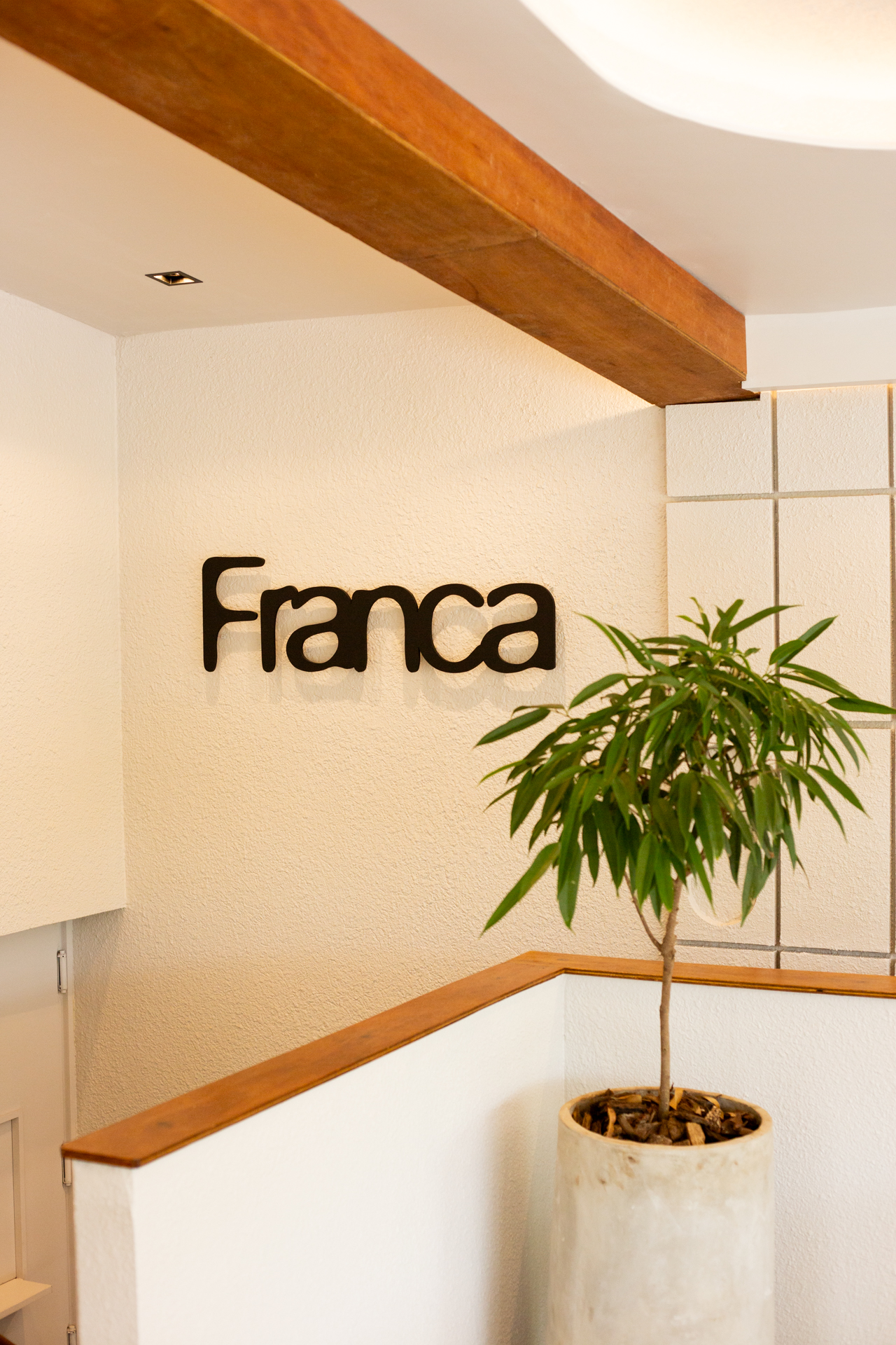 El nombre de Franca en una pared del salón