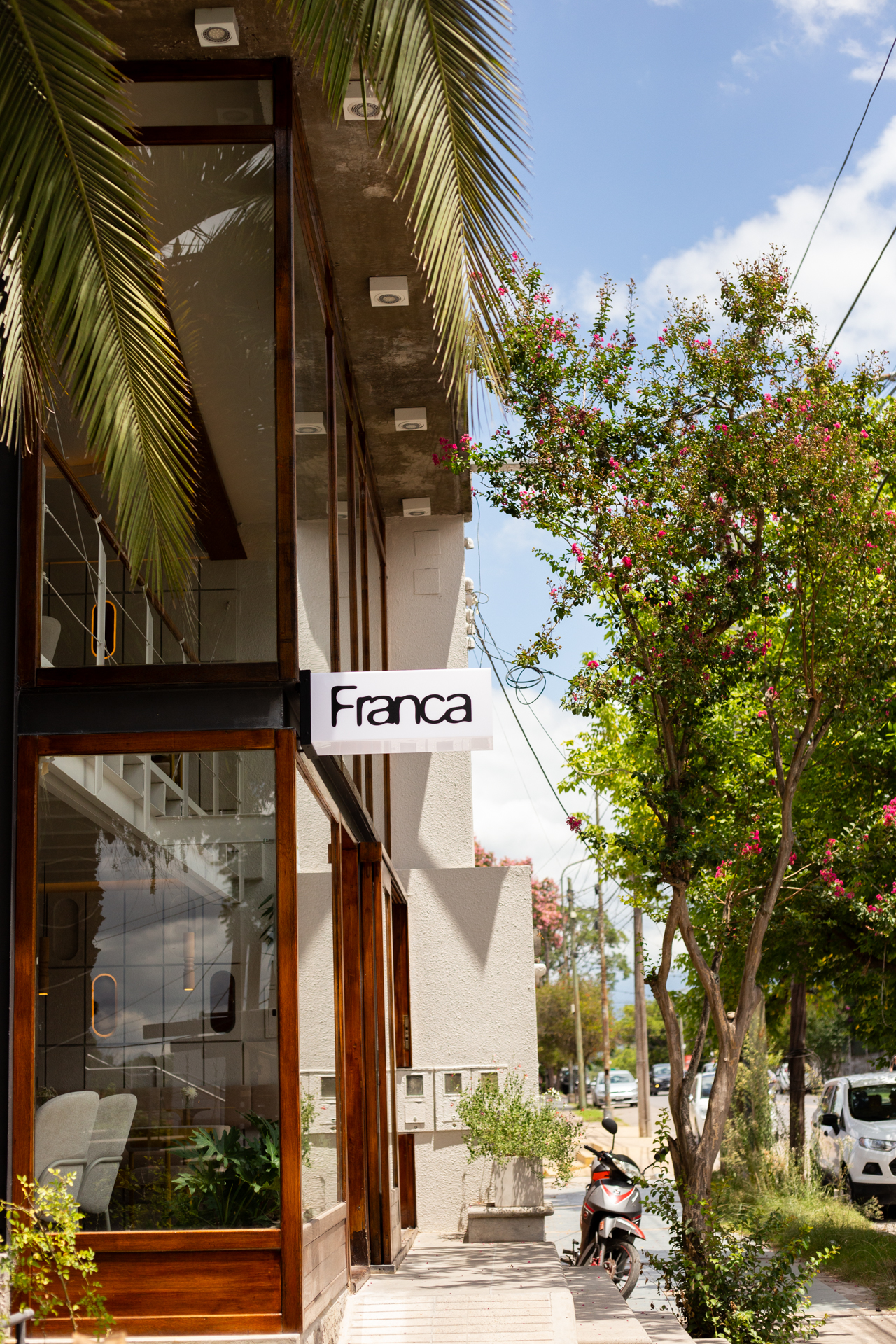 Fachada de Franca bajo las palmeras